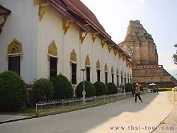 เจดีย์หลวง และวิหาร (ขวา)