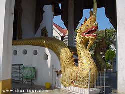 ซุ้มประตู นาคเลื้อยชื่อว่าสวยที่สุดในภาคเหนือ