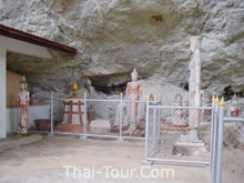 พระพุทธรูป (มากมาย) หน้าถ้ำ