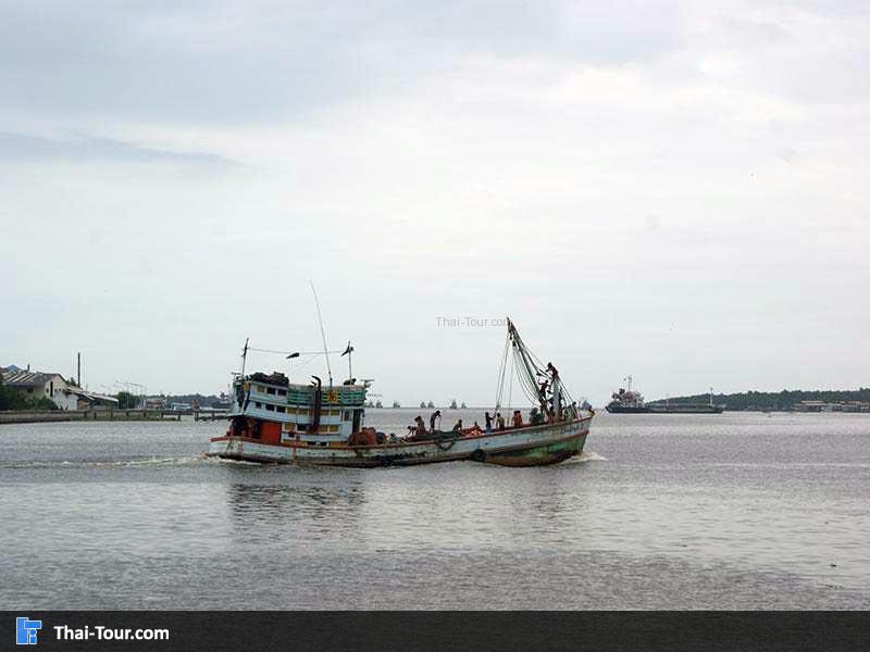 หมู่บ้านชาวประมงท่าฉลอม