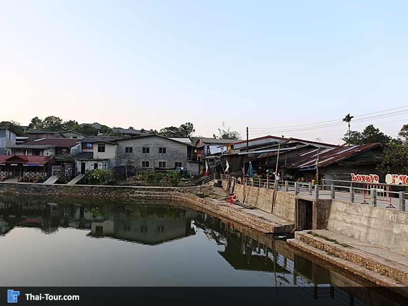 บ้านอีต่อง