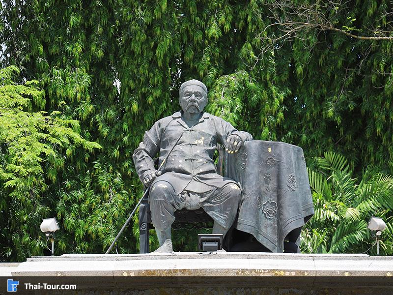ลานอนุสาวรีย์พระยาดำรงสุจริตมหิศรภักดี