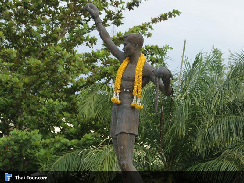 อนุสรณ์สถานโผน กิ่งเพชร