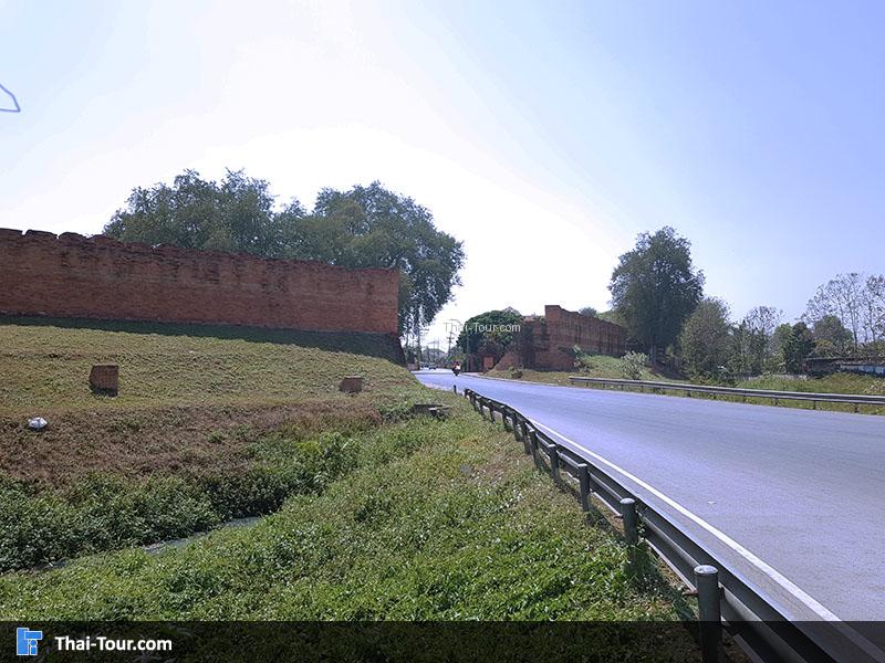 กำแพงเมืองประตูม้า