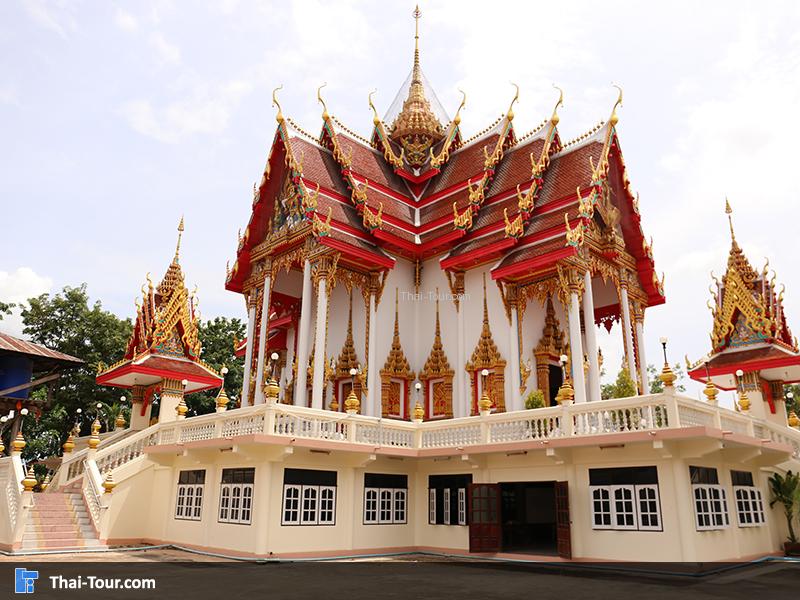พระอุโบสถ มีทางขึ้น 2 ด้าน