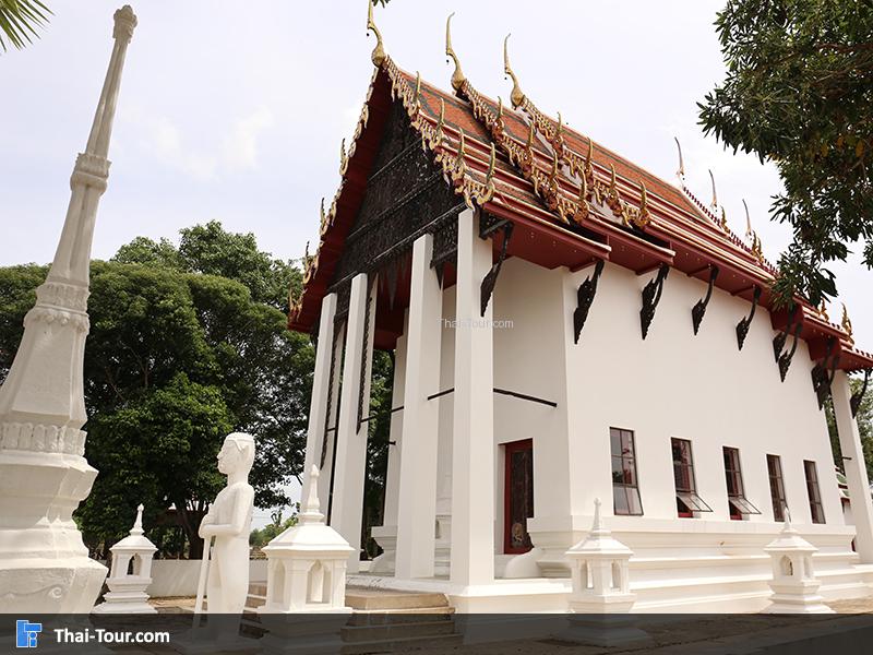 รูปปั้นหน้าโบสถ์