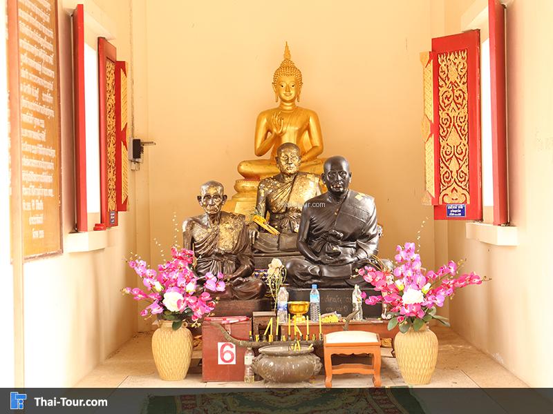 พระพุทธรูปบูชาในวิหารเล็ก กลางวัด