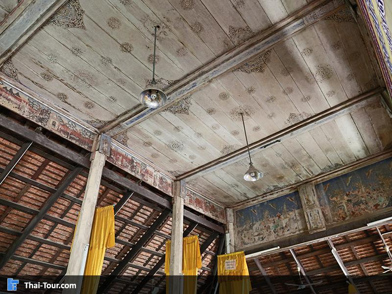 ภาพเขียนตามไม้ใต้เพดานแบบเก่า อายุกว่า 100 ปี