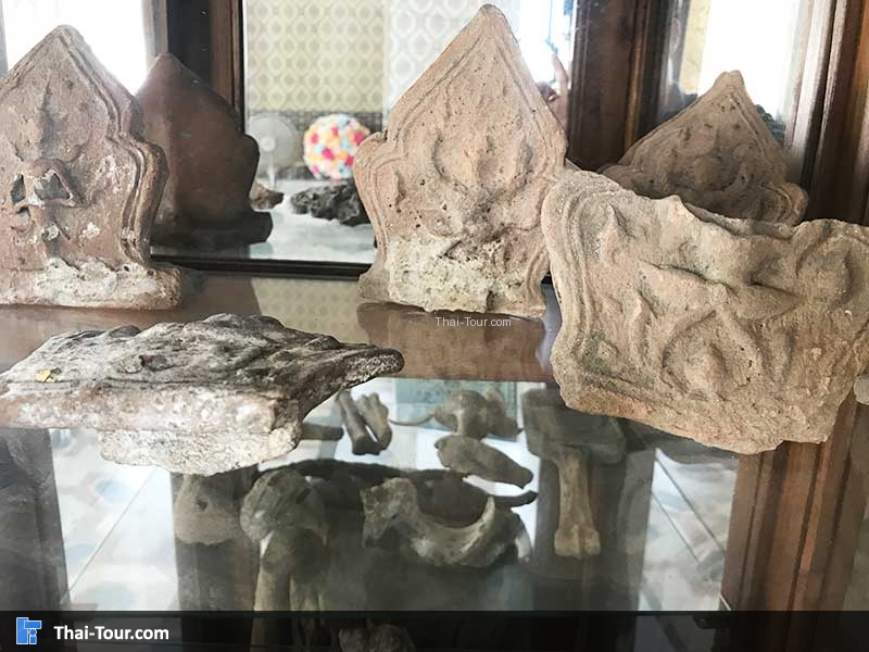 วัดถุโบราณมาพร้อมซุ้มประตูศาล