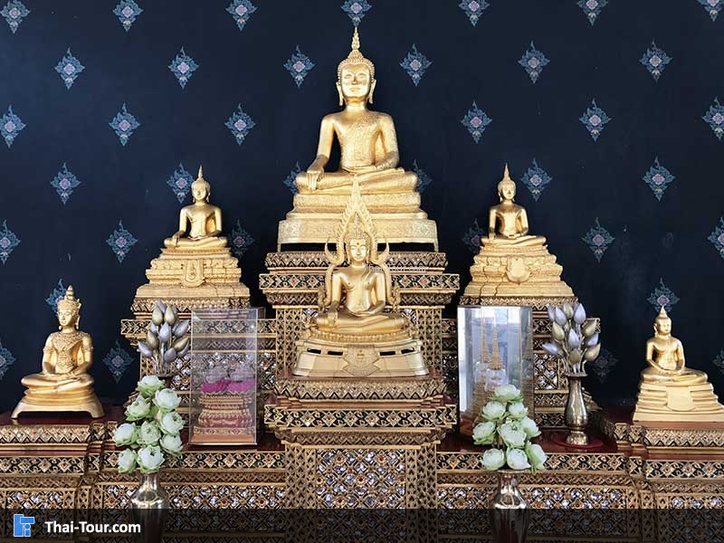 หมู่พระพุทธรูปในวิหาร