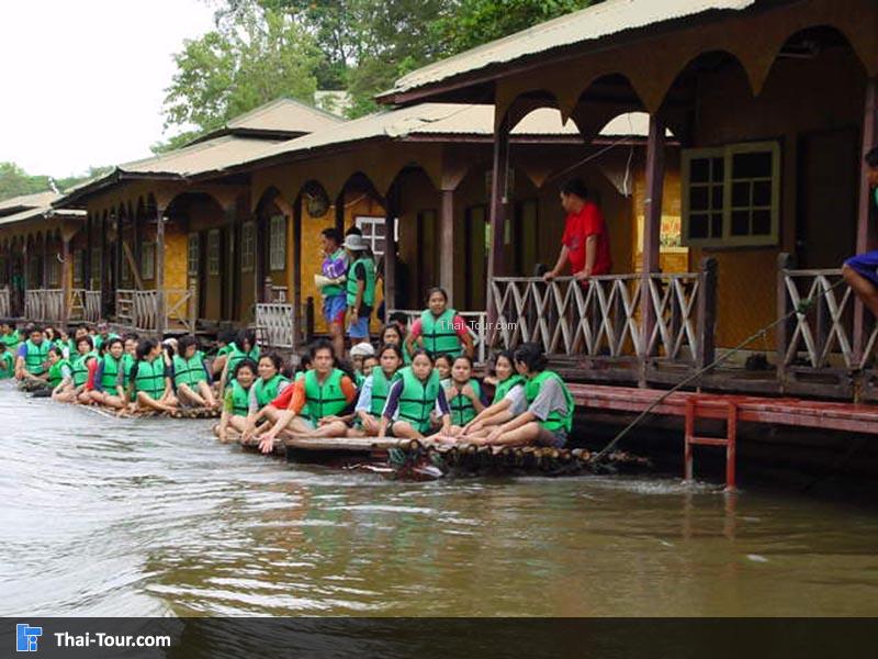 ด้านหน้าที่พักสามารถล่องเรือได้เลย