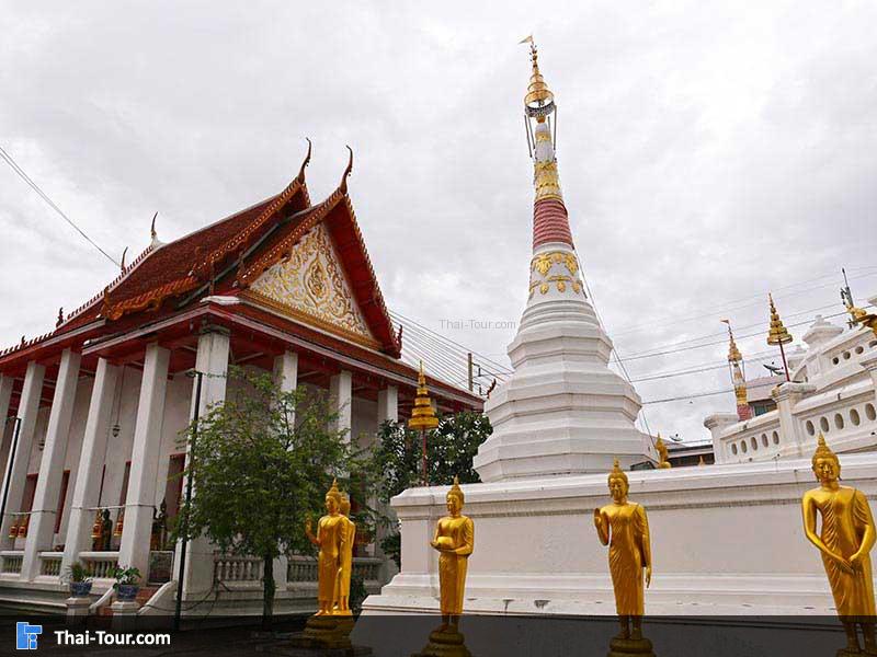 พระเจดีย์ด้านหน้าวัดพระทรงธรรมวรวิหาร