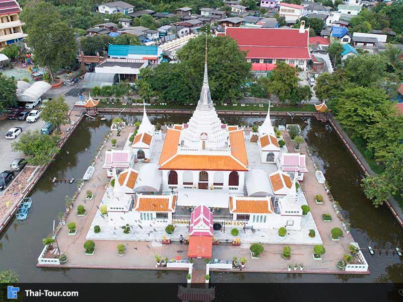 พระอุโบสถที่รอบล้อมไปด้วยน้ำ