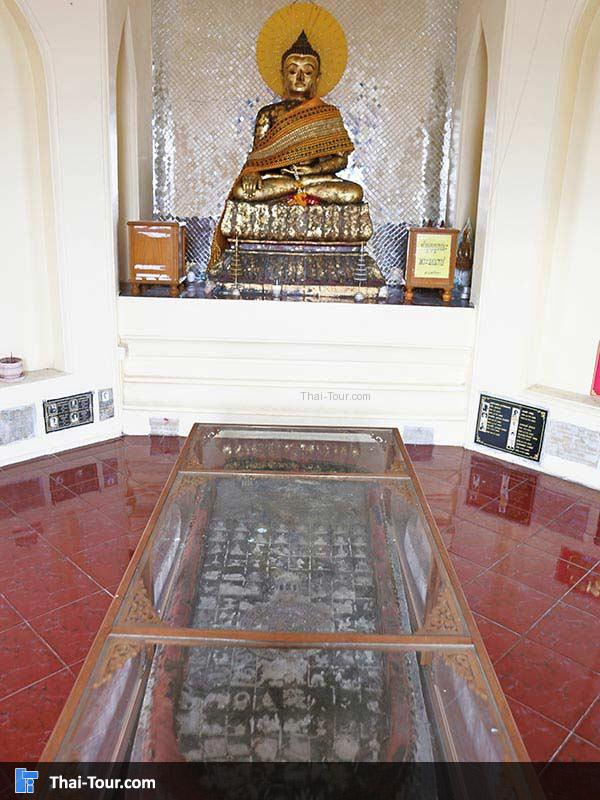 ด้านหน้ามีรอยพระพุทธบาท