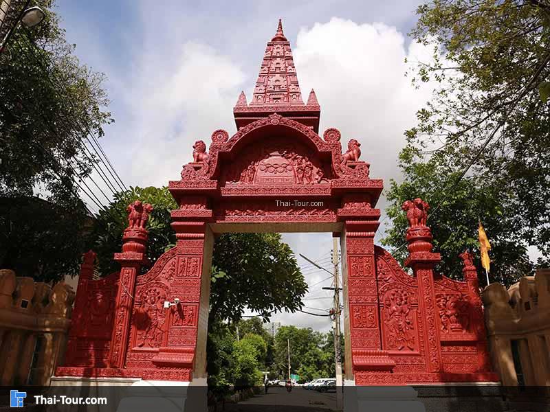 ซุ้มประตูสีแดงทางเข้า