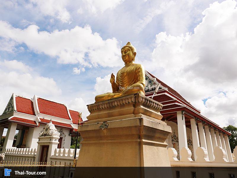 พระพระทานด้านหน้าพระอุโบสถ