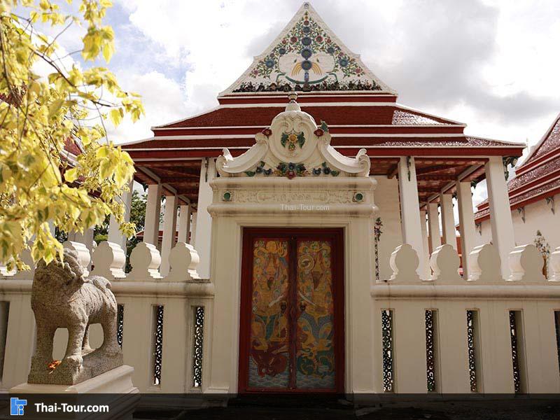 ประตูทางเข้าพระอุโบสถ