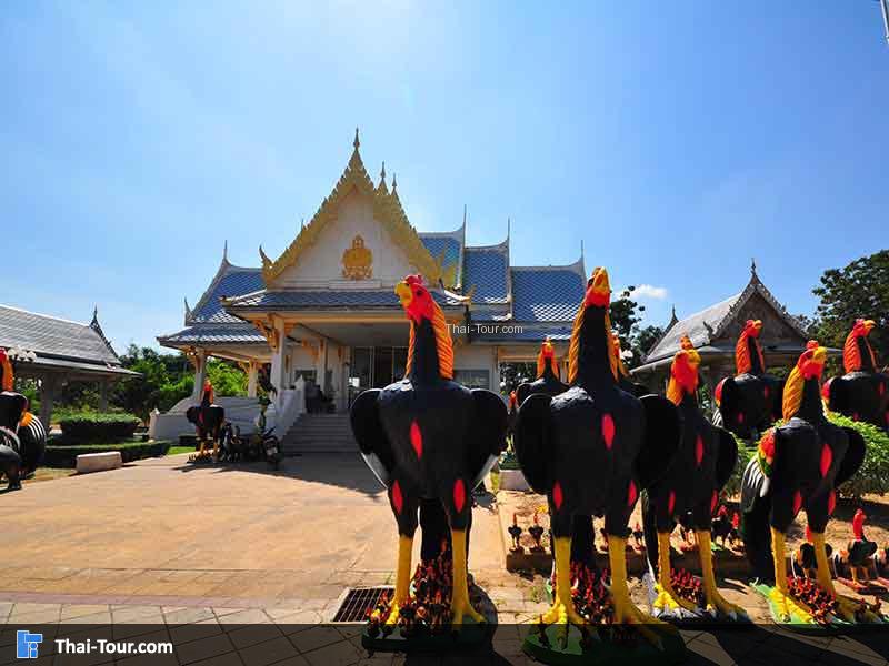 ไก่ชนตัวใหญ่ ๆ ด้านหน้าของ สมเด็จพระนเรศวรมหาราช