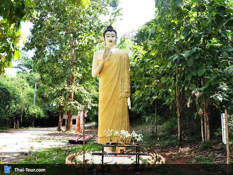 ด้านหน้ามีรูปพระยืน ขนาดสูงมากอยู่ด้านหน้า