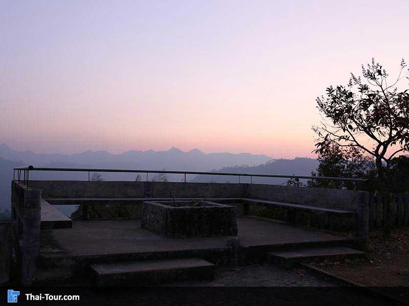 เหมือนเป็นระเบียงไว้ชมบรรยากาศ