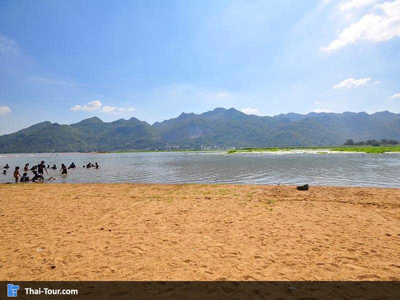 ด้านหน้า หาดทรายท่าล้อ