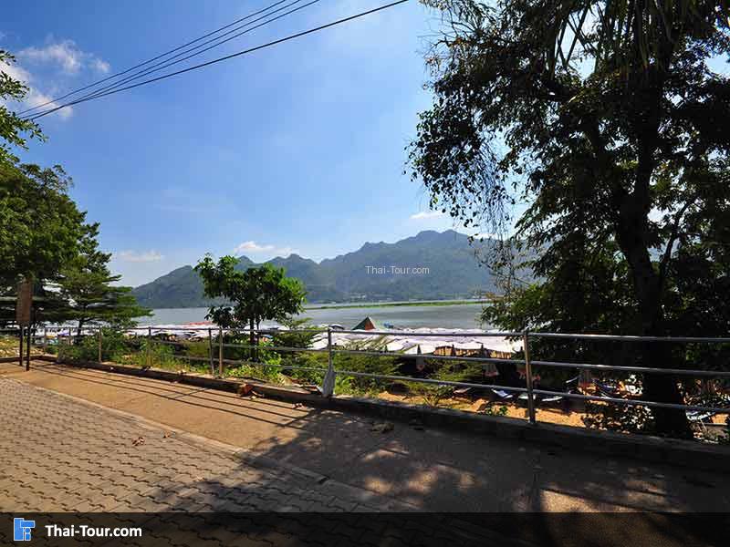 ที่จอดรถสำหรับนักท่องเที่ยวที่มา หาดทรายท่าล้อ 