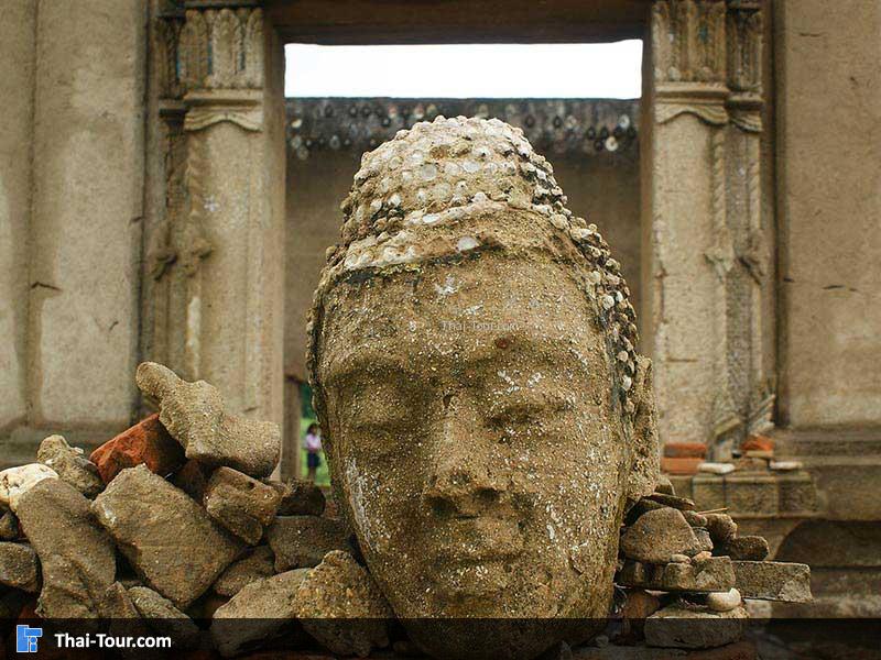 ซากวัตถุโบราญ มีเศียรพระพุทธรูป