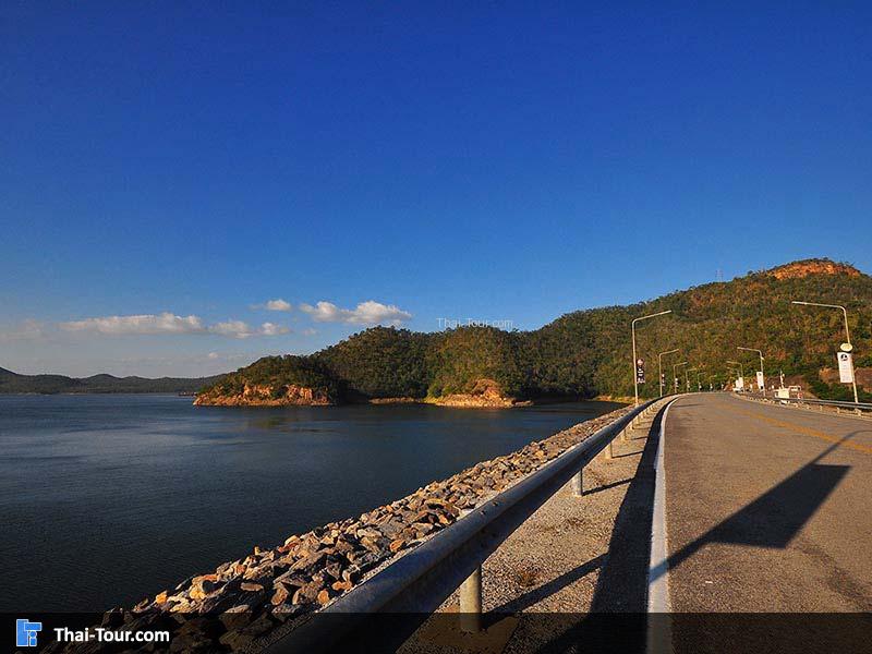 ถนนริมเขื่อนศรีนครินทร์