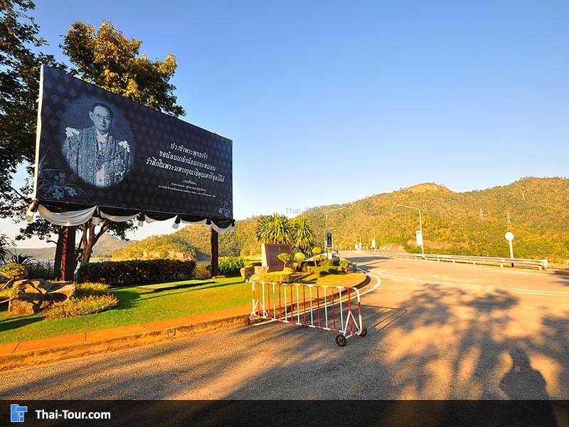 เขื่อนศรีนครินทร์ มุมนี้จะมองเห็นวิวภูเขา