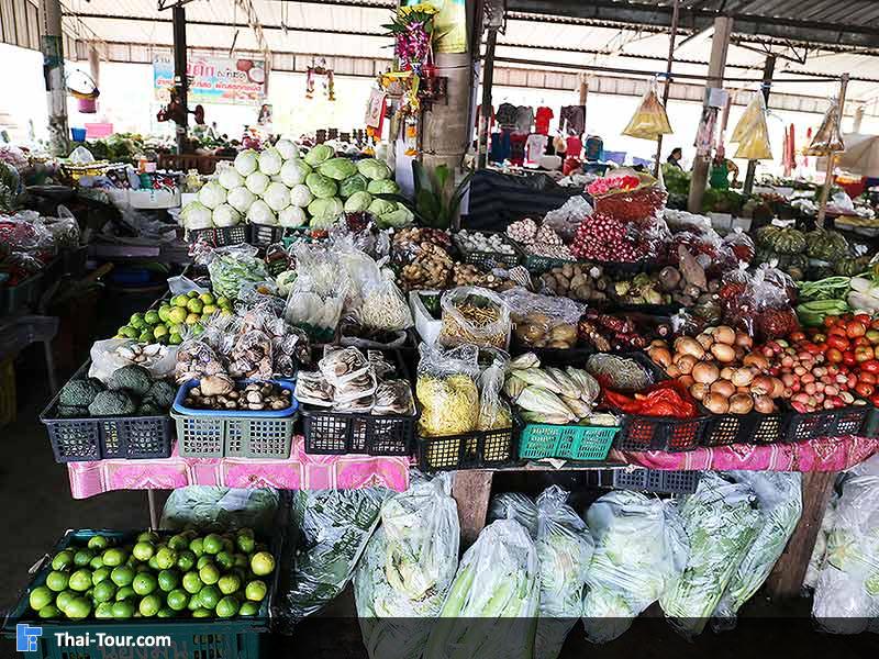 ผักสดๆ ที่ตลาดสดทองผาภูมิ