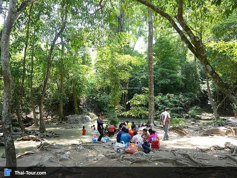 บริเวณรอบๆ น้ำตกเอราวัณ