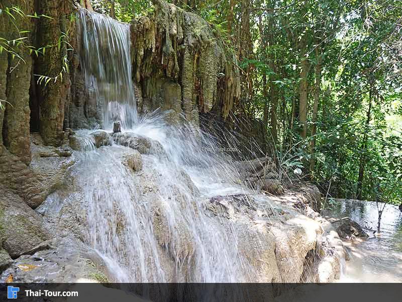 น้ำตก ชั้นล่างๆหน่อย