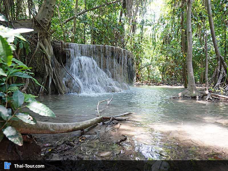 น้ำตกเป็นสีฟ้าสะอาดมาก