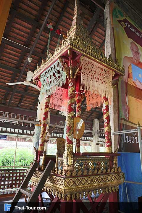 ธรรมาสน์ มีเสาแบบจีน