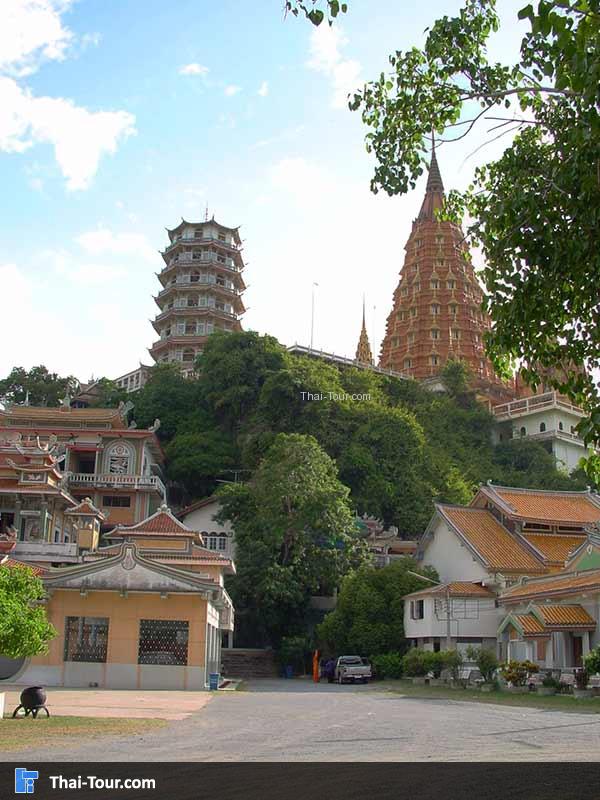 วัดถ้ำเขาน้อย ด้านหลังเป็นวัดถ้ำเสือ