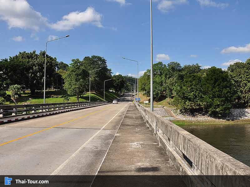 ถนนบนเขื่อนท่าทุ่งนา