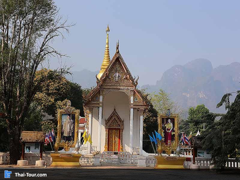 ด้านหน้าพระอุโบสถของวัดท่าขนุน