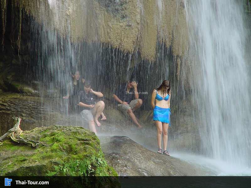 อุทยานแห่งชาติเอราวัณ มีทั้งนักท่องเที่ยวชาวต่างชาติและไทย