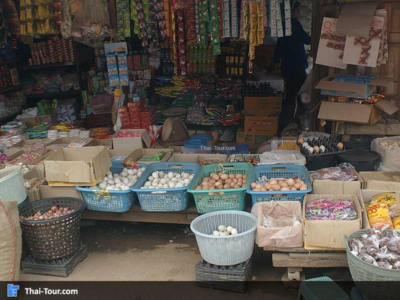 ตลาดสังขละบุรี มีทั้งของแห้งของสด