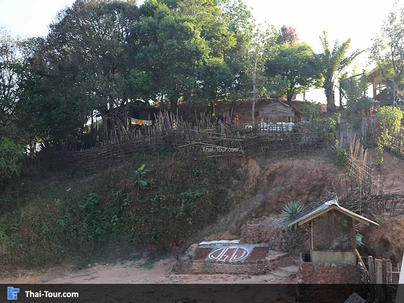 มองเหเ็น บริเวณรอบๆ เนินเสาธง