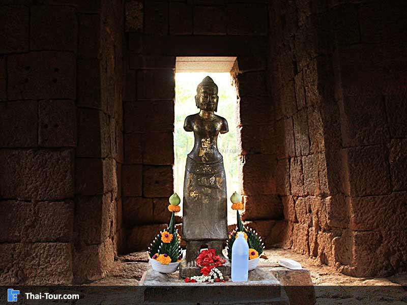 ตรงกลางคือจุดกราบไหว้บูขา