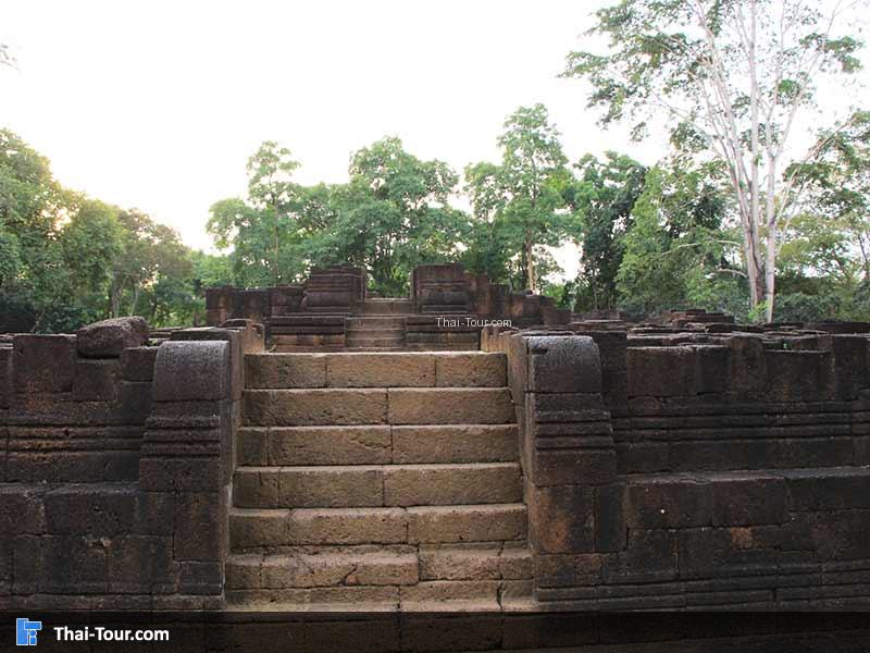 บันไดทางเดินขึ้น อุทยานประวัติศาสตร์เมืองสิงห์