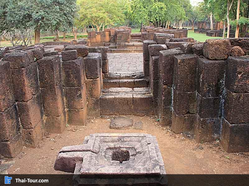 กำแพงแก้ว จะคล้ายๆการก่อสร้า่ง