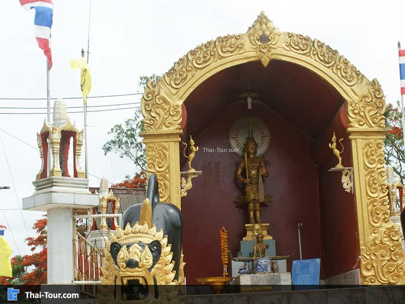 จุดกราบไหว้ใกล้กับเจดีย์สามองค์