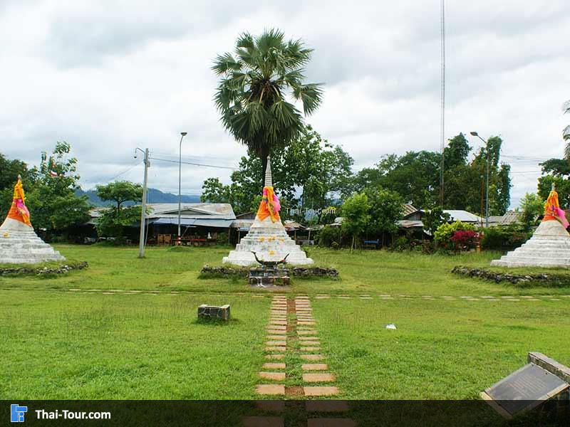 ด้านหน้าของเจดีย์สามองค์