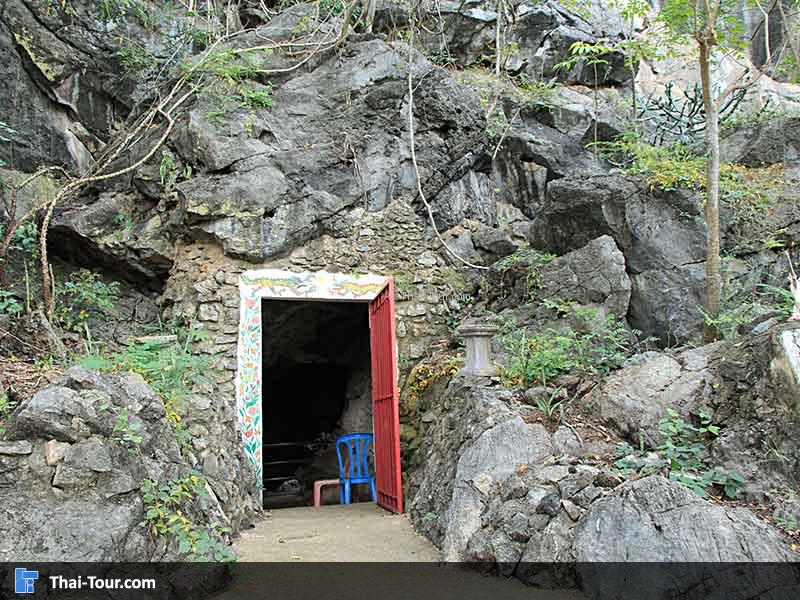 ทางเข้าวัดถ้ำขุนแผน