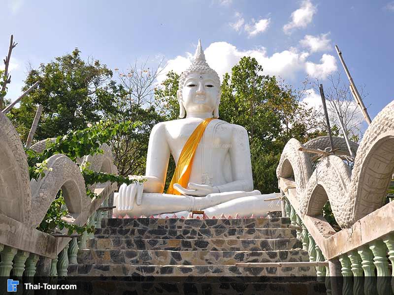 ถ้ำมะเดื่อ ด้านบนมีพระพุทธรูปให้กราบไหว้