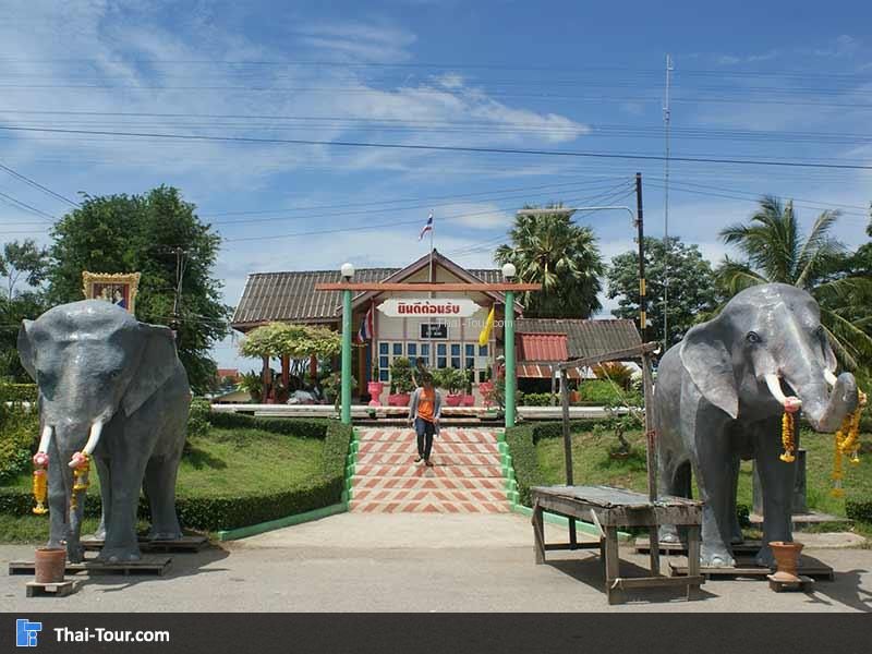 ด้านประตูทางเข้ามีช้างสองตัว