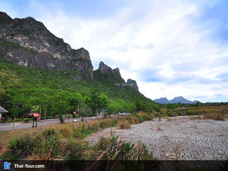 วิวเขาด้านหลัง สวยๆของ บึงบัว