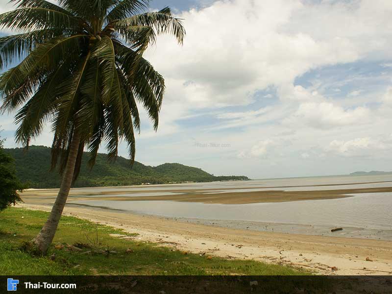 บรรยากาศหน้าชายหาด น้ำน่าเล่นมากเลย